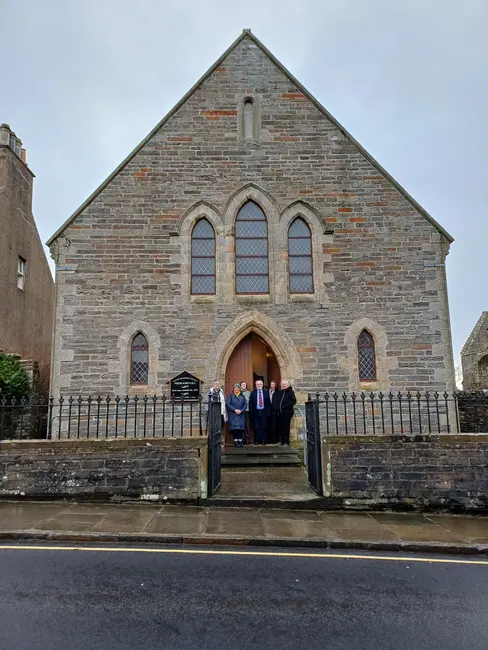 A church with poeple standing outside